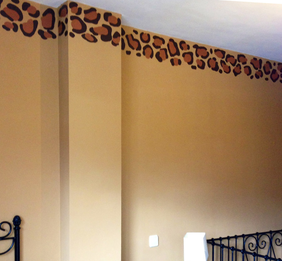 mural leopardo cenefa pintada en la pared